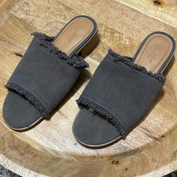 Woman’s Universal Thread Slip on Sandals with a Chunky Heel - Picture 3 of 15